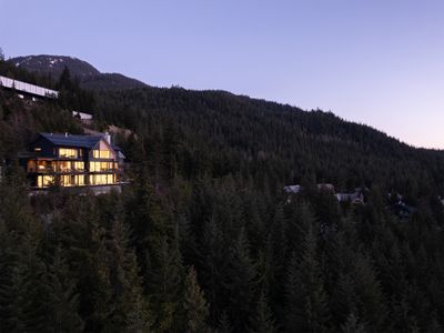 3824 Sunridge Dr, House other with 6 bedrooms, 7 bathrooms and 8 parking in Whistler BC | Image 3