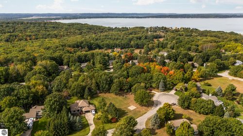 4731 Arthur Ct, Williamsburg, MI, 49690-9326 | Card Image