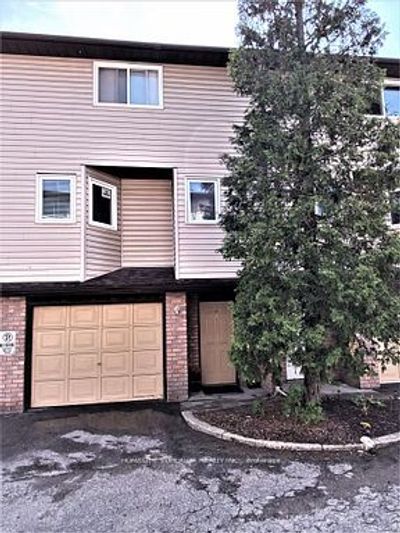 22 Bond St, Condo with 3 bedrooms, 2 bathrooms and 1 parking in Brantford ON | Image 2