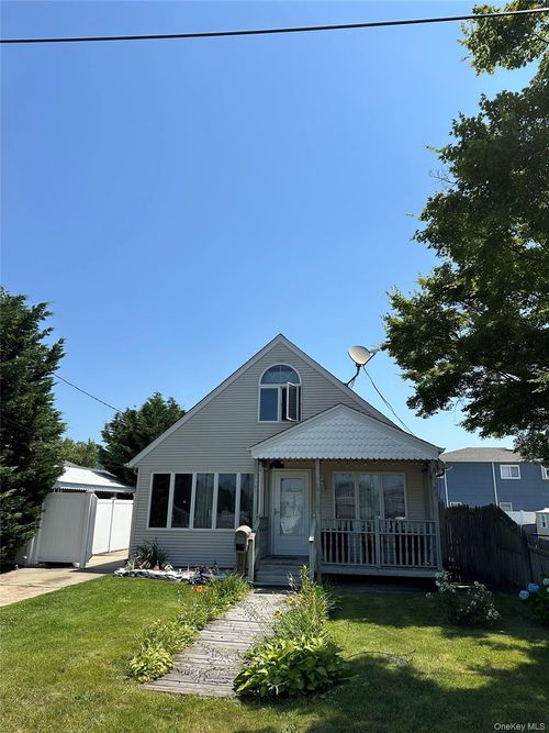 95 E Riviera Dr, Lindenhurst, NY, 11757-6535 | Card Image