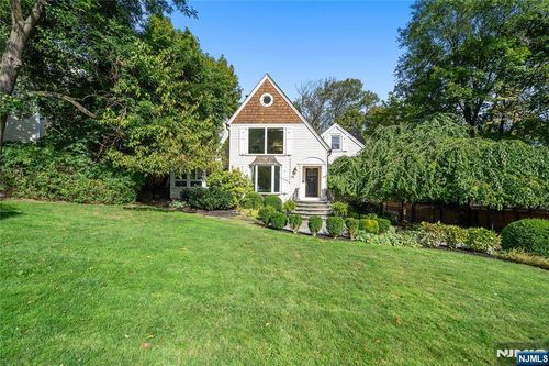 70 Llewellyn Rd, Montclair, NJ, 07042-2033 | Card Image