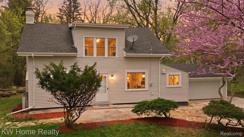 21266 W 9 Mile Road, Southfield, MI, 48075 | Card Image