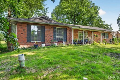 10500 Toelle Ln, Saint Louis, MO, 63137-3512 | Card Image
