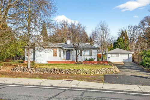 2137 E Jackson St, Medford, OR, 97504-6963 | Card Image