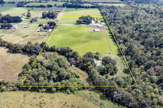 402 Cs Harmon Rd, Home with 4 bedrooms, 4 bathrooms and 2 parking in Hankamer TX | Image 4