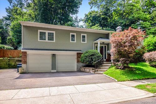 5 Avdon Ln, Huntington, NY, 11743-2605 | Card Image