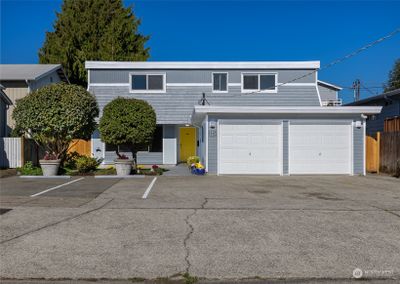 Welcome to this meticulously maintained duplex in Ballard! | Image 1