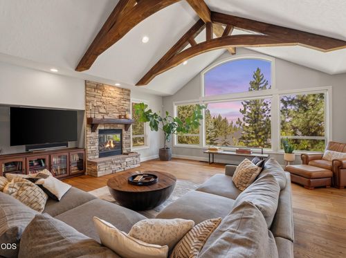 1804 Nw Remarkable Dr, Bend, OR, 97703-5430 | Card Image