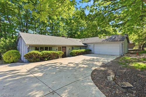17482 Falling Water Road, Strongsville, OH, 44136 | Card Image