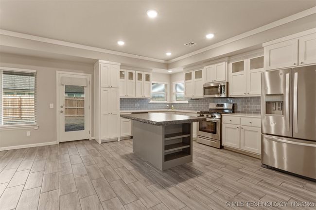 27623 109 Th St, House other with 3 bedrooms, 2 bathrooms and null parking in Coweta OK | Image 15