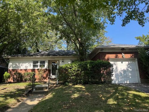 1584 Kew Ave, Hewlett, NY, 11557-1549 | Card Image