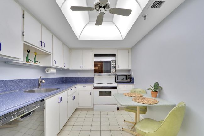 APT-523 - 1300 S Highway A1a, Condo with 2 bedrooms, 2 bathrooms and null parking in Jupiter FL | Image 8