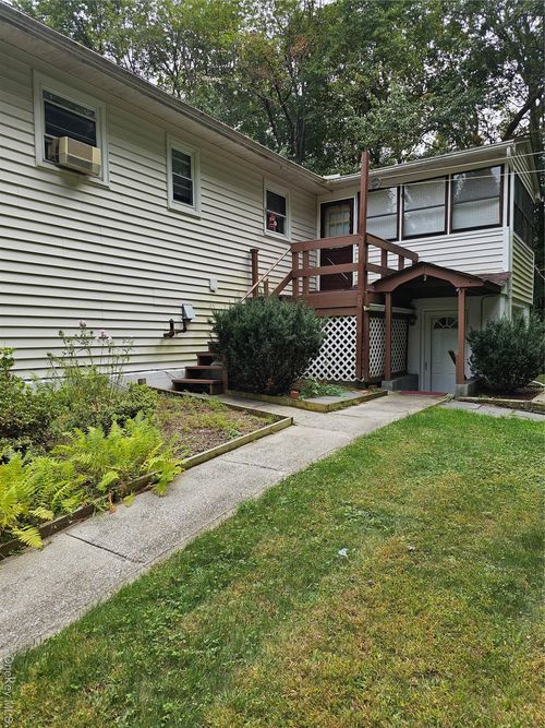 17 Julie Dr, East Fishkill, NY, 12533-5013 | Card Image