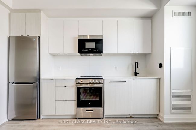 904 - 2369 Danforth Ave, Condo with 2 bedrooms, 2 bathrooms and null parking in Toronto ON | Image 15