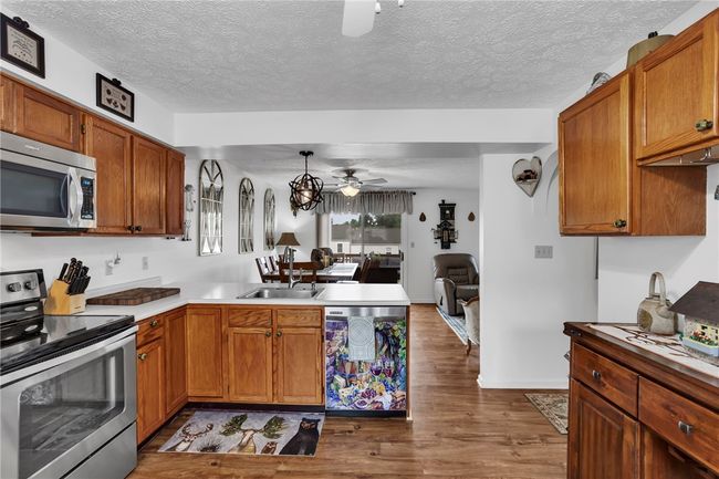 201 Manor View Dr, Townhouse with 3 bedrooms, 4 bathrooms and 2 parking in Manor PA | Image 16