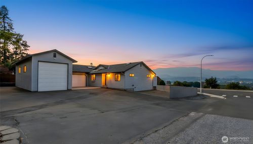 326 Goldcrest St, East Wenatchee, WA, 98802-9582 | Card Image