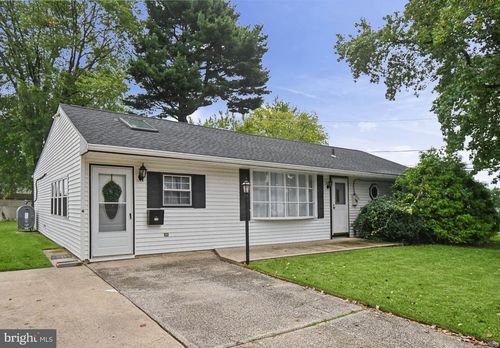 110 Lebbie Ln, FAIRLESS HILLS, PA, 19030-2404 | Card Image