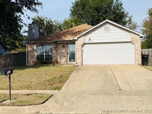 204 E Laredo Pl, Broken Arrow, OK, 74012-7956 | Card Image