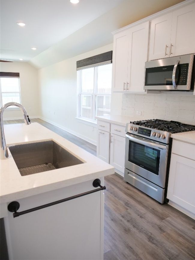 Large sink and stainless steel appliances | Image 7