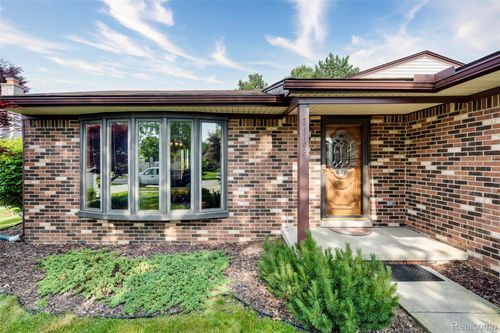 24705 Colonial Dr, Woodhaven, MI, 48183-3772 | Card Image
