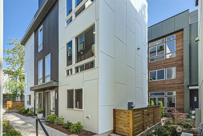 B - 523 22nd Avenue, Townhouse with 2 bedrooms, 1 bathrooms and null parking in Seattle WA | Image 1