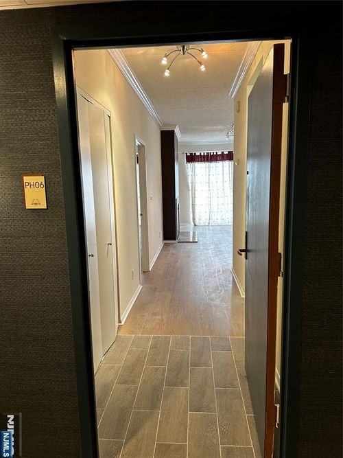 1077 River Rd, Edgewater, NJ, 07020-1383 | Card Image