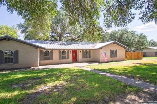 33 Encino Loma, Beeville, TX, 78102-9747 | Card Image