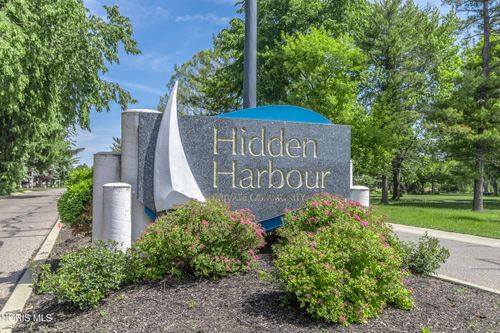 541 E Shoreline Dr, Holland, OH, 43528-9140 | Card Image