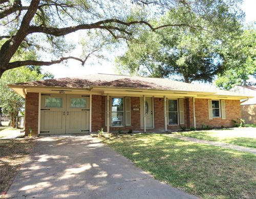 912 Peach St, El Campo, TX, 77437-2849 | Card Image