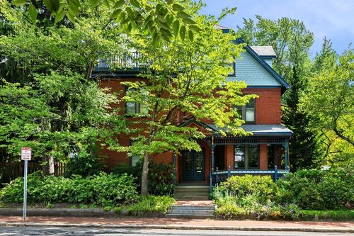140 Upland Rd, Cambridge, MA, 02140-3623 | Card Image