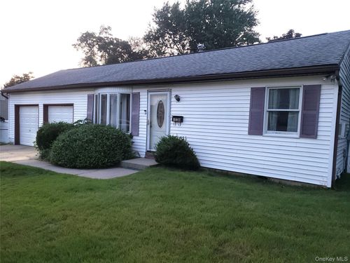 28 Pine St, Islip, NY, 11751-2207 | Card Image