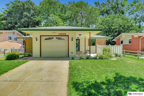 1300 Scenic Ln, Lincoln, NE, 68505-1949 | Card Image
