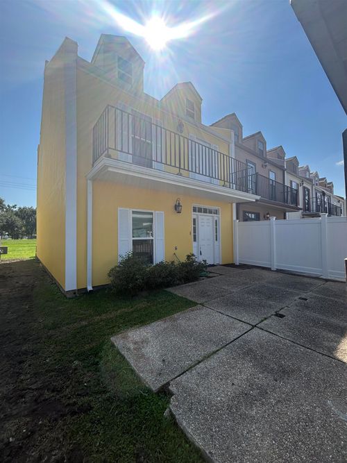 208 Rue D Iberville, Houma, LA, 70360-4037 | Card Image