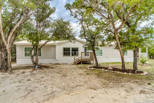 1094 Northlake Dr, Lakehills, TX, 78063 | Card Image