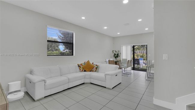 10380 Nw 88 Th Ter, Townhouse with 4 bedrooms, 3 bathrooms and null parking in Doral FL | Image 7