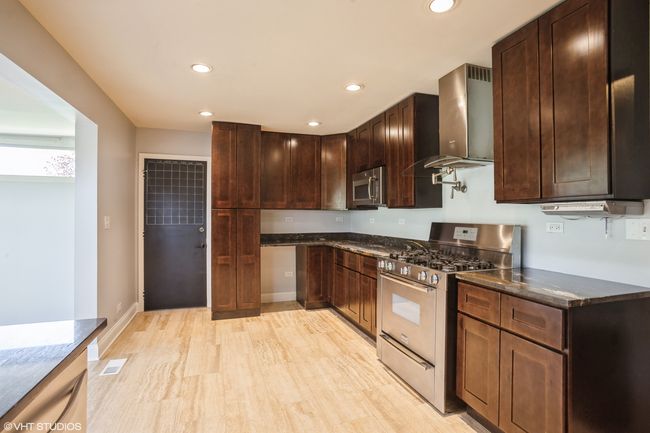 300 Wingate Dr, House other with 3 bedrooms, 2 bathrooms and 1 parking in Schaumburg IL | Image 6