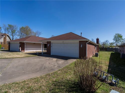825 W Linden St, Rogers, AR, 72756-5861 | Card Image