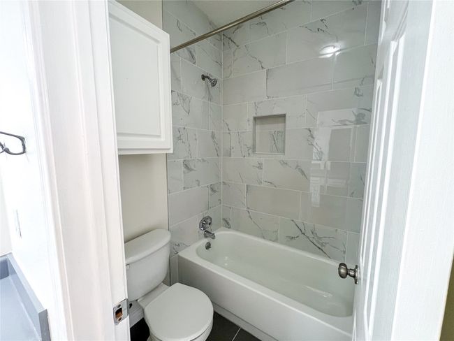 Newly renovated bathroom with modern finishes! | Image 5