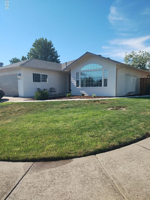 1699 Husker Butte Ln, Medford, OR, 97504-7219 | Card Image