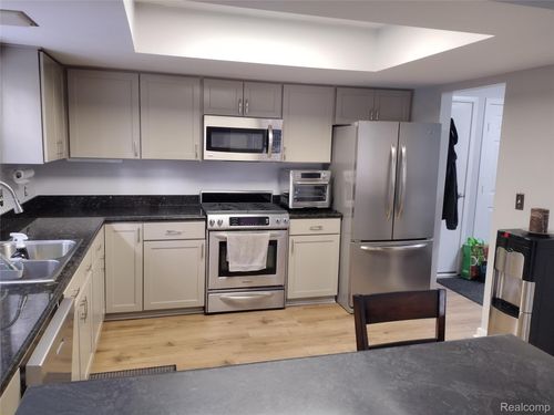 2287 Forest Gln, West Bloomfield, MI, 48324-3730 | Card Image