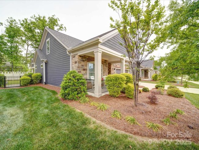 Beautiful yard, front and back | Image 26