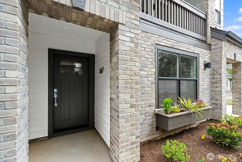 767 7th Ave Nw, Issaquah, WA, 98027-2706 | Card Image
