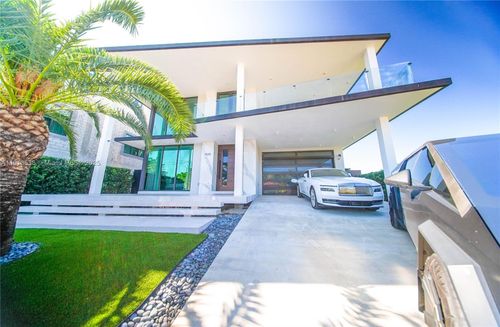 7520 W Treasure Dr, North Bay Village, FL, 33141-4118 | Card Image