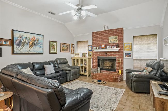 6813 Gregg Rd, House other with 3 bedrooms, 2 bathrooms and null parking in Krum TX | Image 6