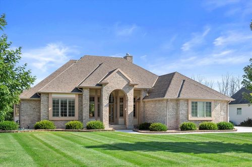 N37W22910 Wyndemere Drive, Pewaukee, WI, 53072 | Card Image