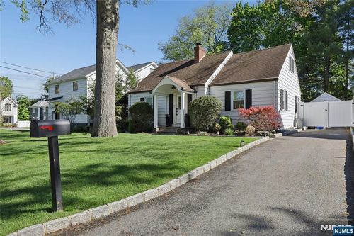 4 Lois Ave, Demarest, NJ, 07627-2220 | Card Image
