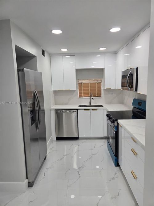 207-700 S Hollybrook Dr, Pembroke Pines, FL, 33025-4020 | Card Image