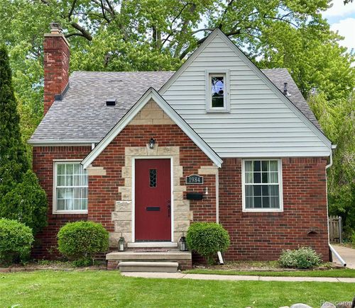 1984 Beaufait Dr, Grosse Pointe Woods, MI, 48236-1642 | Card Image