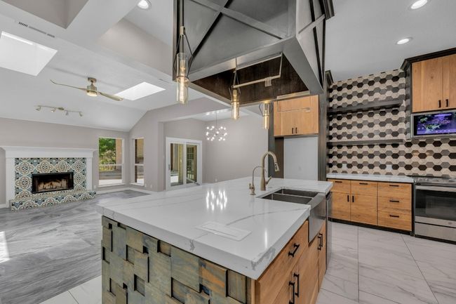 Open living at it's best... | Image 12