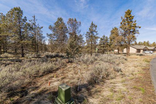 1124 Vine Maple Dr, Klamath Falls, OR, 97601-8744 | Card Image